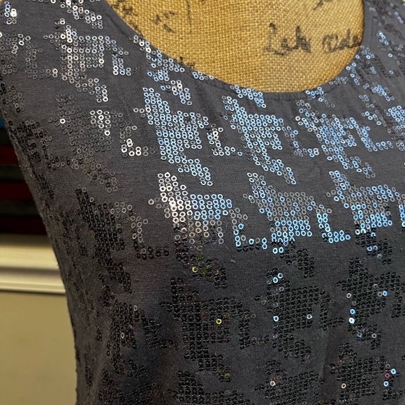 Halogen petite focus sequined top in like new condition.  Size M - Picture 2 of 4